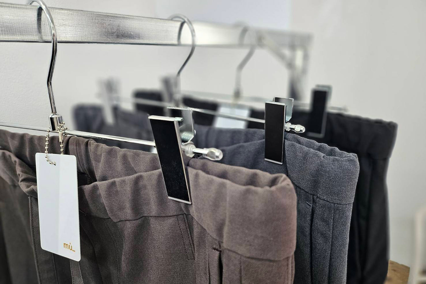 EASY TROUSERS（イージートラウザース）GREYISH BROWN発売のお知らせ | mù_
