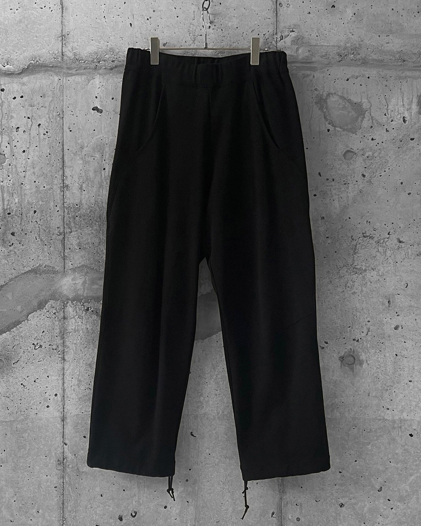 OUT OF PLACE TROUSERS / BLACK