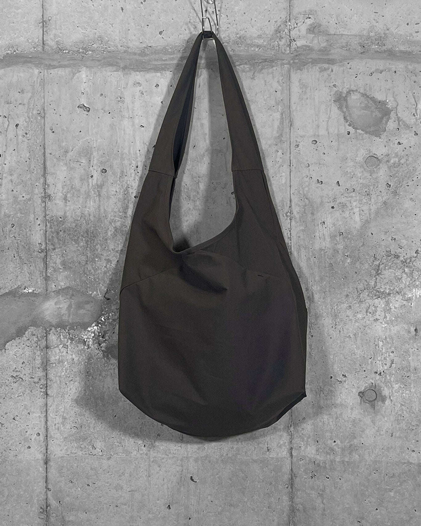 POSTMAN BAG / GREYISH BROWN