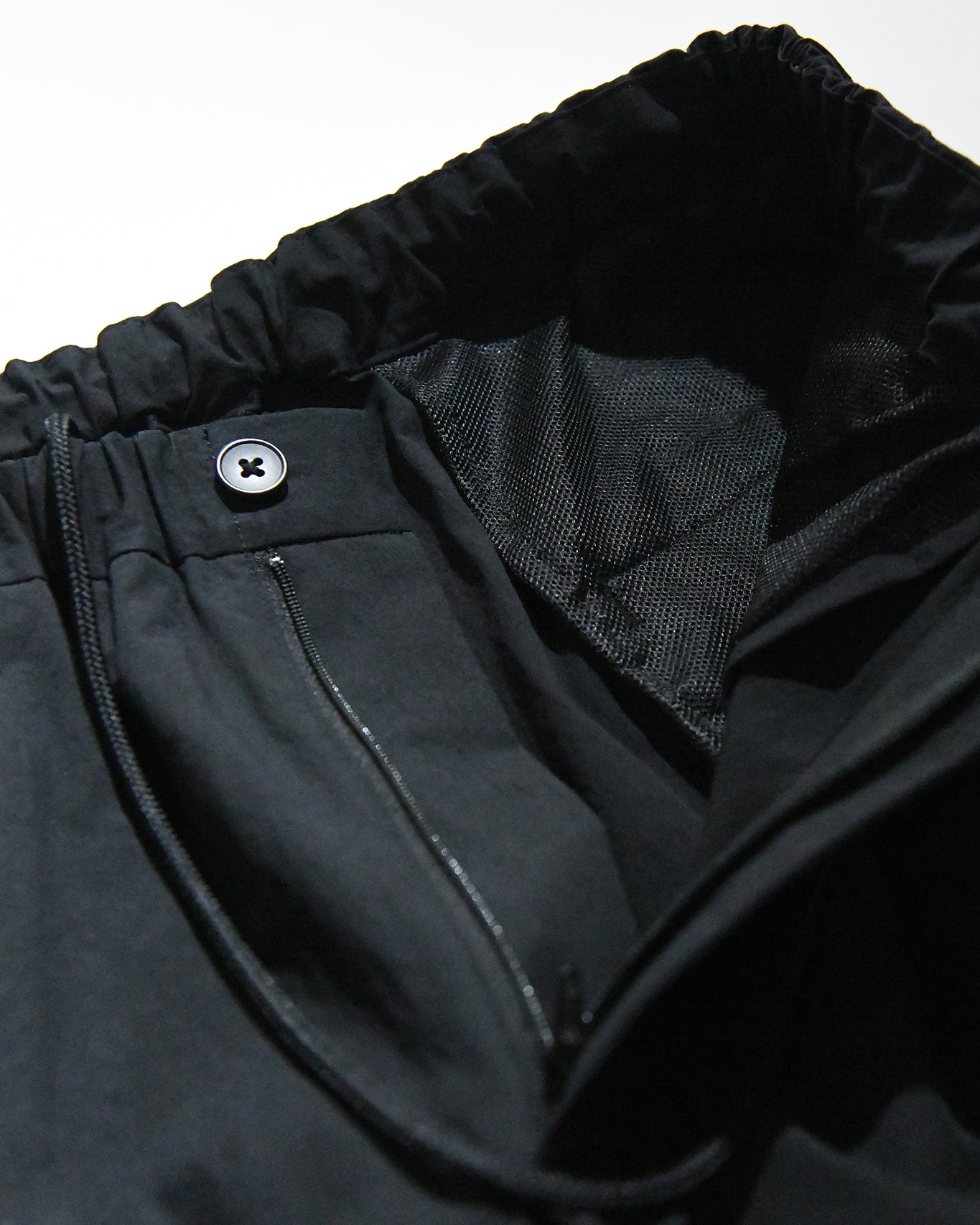STAIR PLEATS SHORT TROUSERS / BLACK