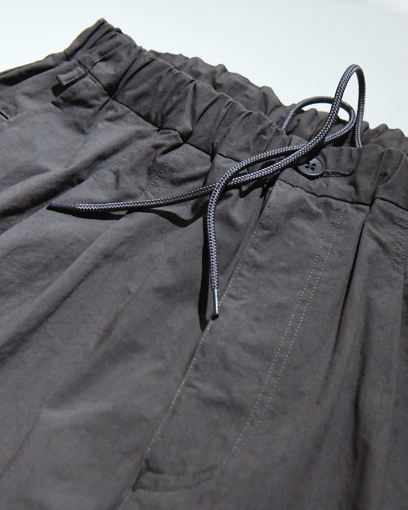 STAIR PLEATS SHORT TROUSERS / GREY