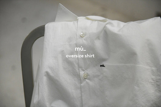 独特な洗いざらした風合いの生地を使ったOVERSIZE SHIRT | mù_