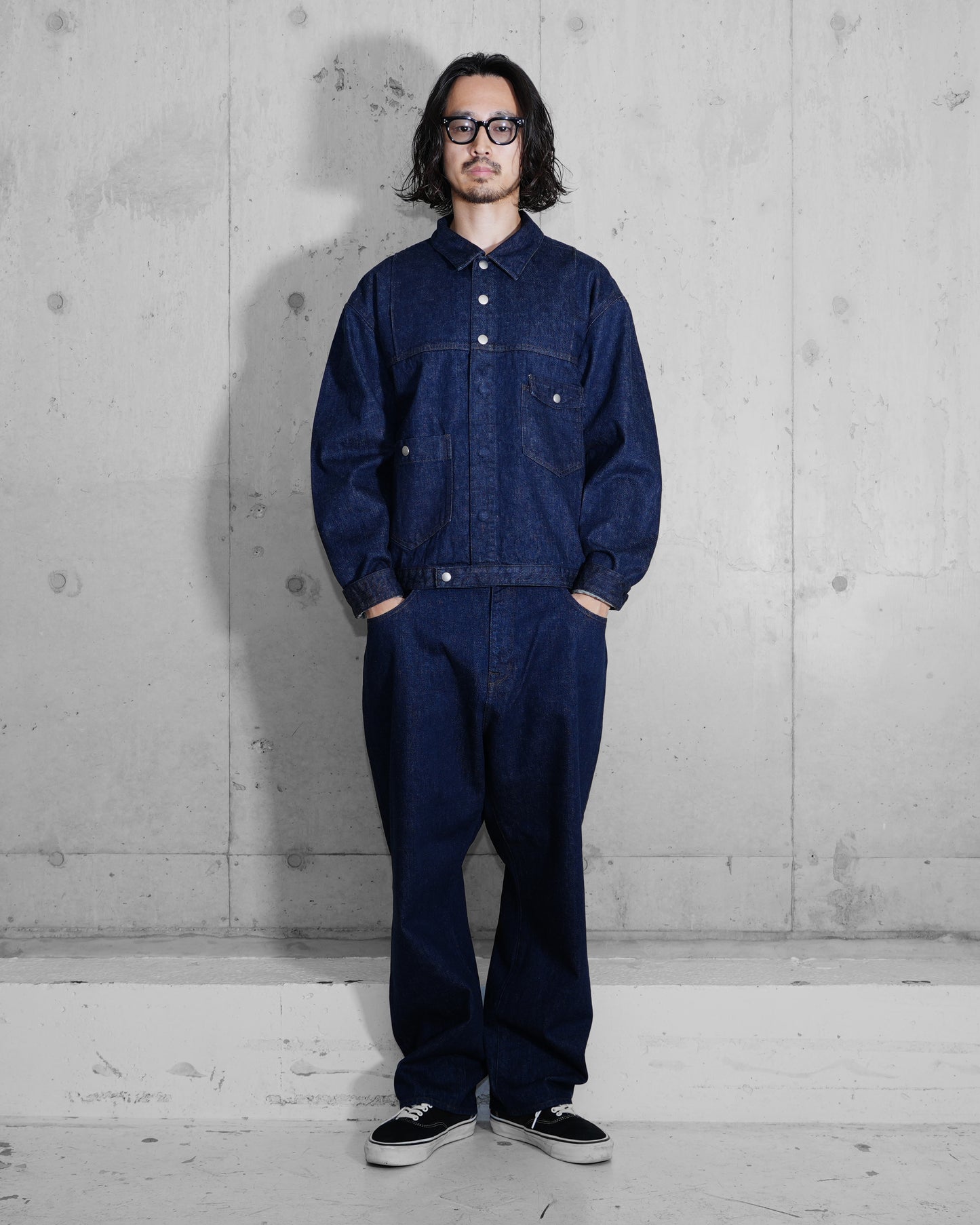 WIDE TAPERED DENIM TROUSERS（ワイドテーパードデニムトラウザース）着用イメージ | mù_