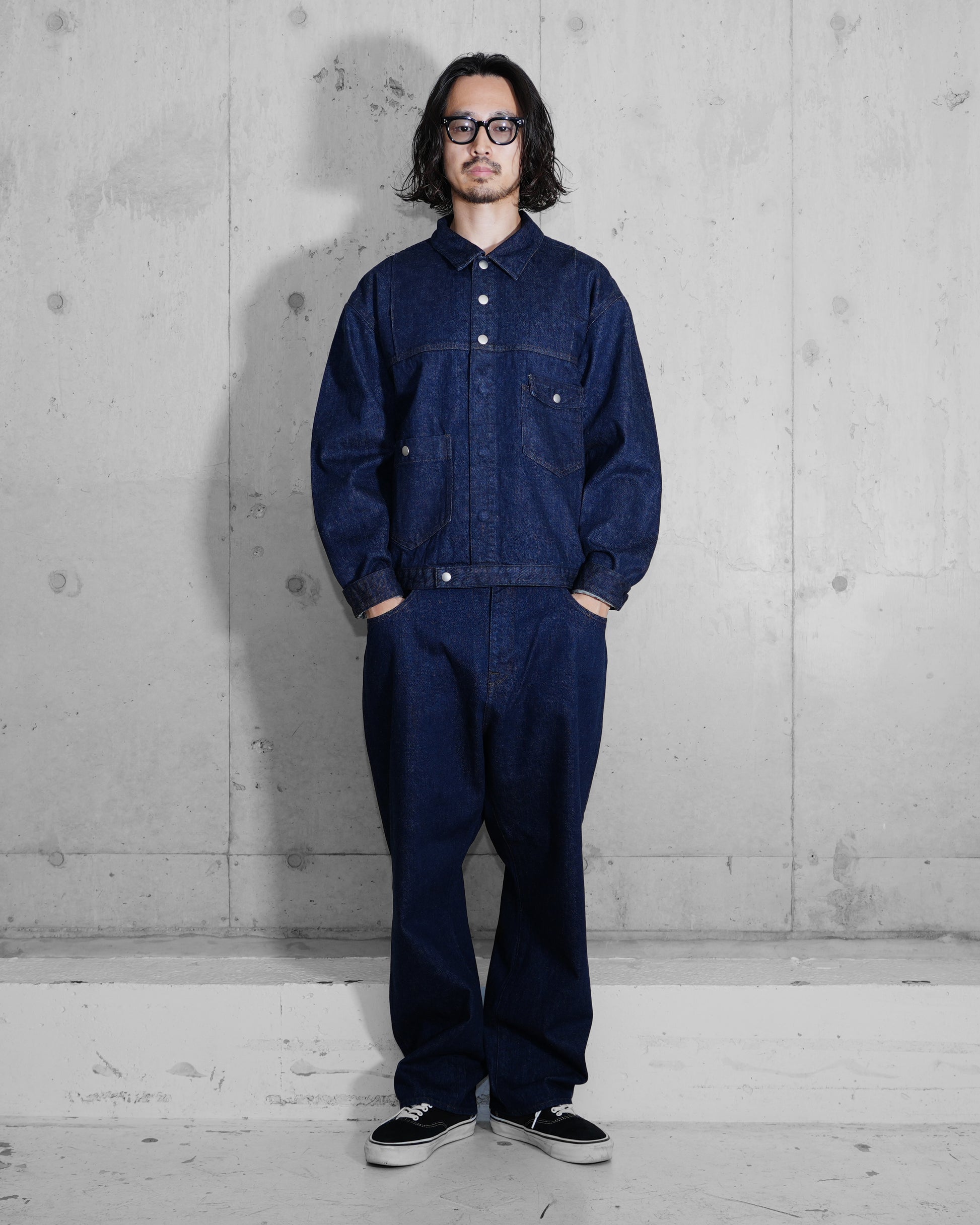 WIDE TAPERED DENIM TROUSERS（ワイドテーパードデニムトラウザース）着用イメージ | mù_