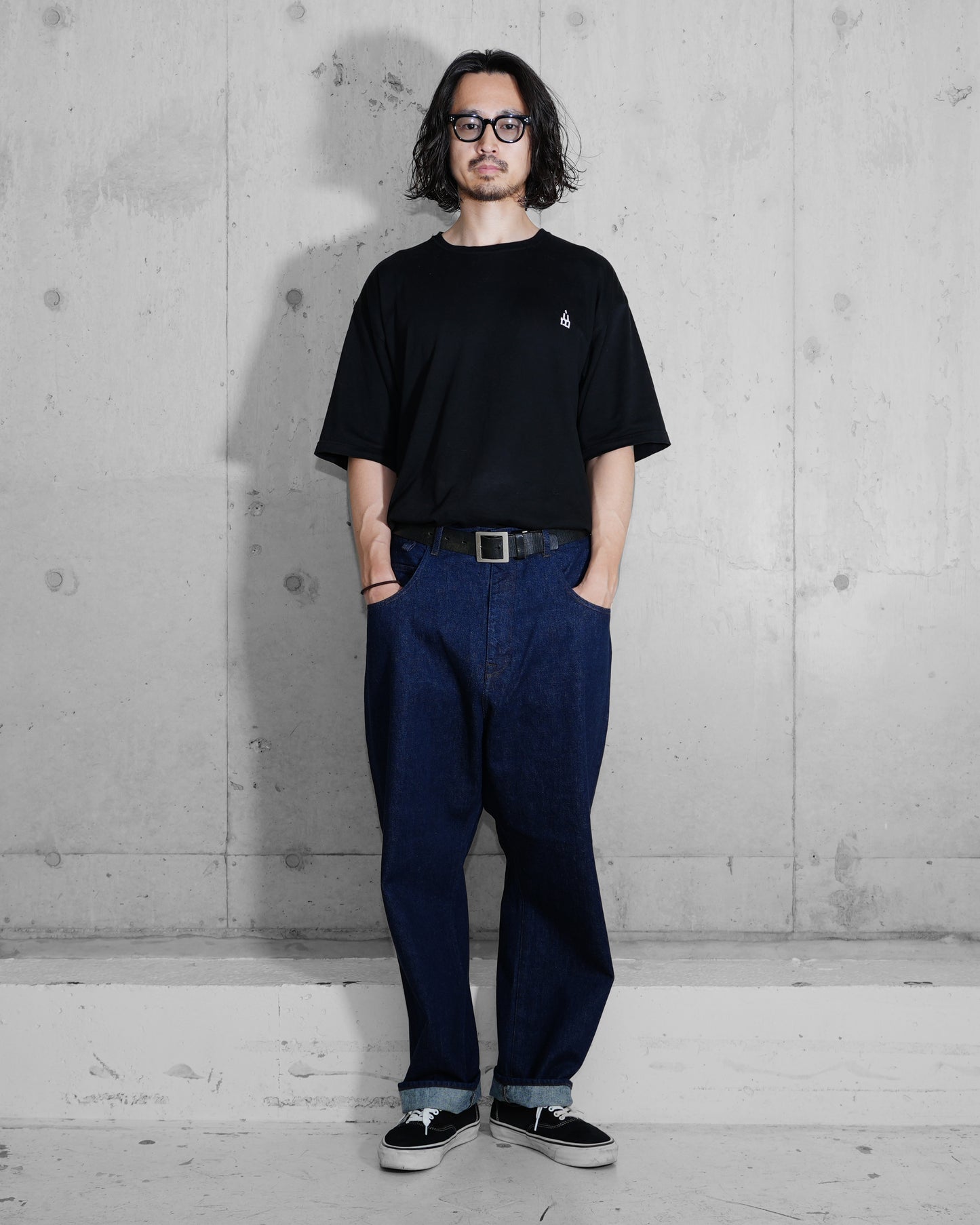 WIDE TAPERED DENIM TROUSERS（ワイドテーパードデニムトラウザース）着用イメージ | mù_