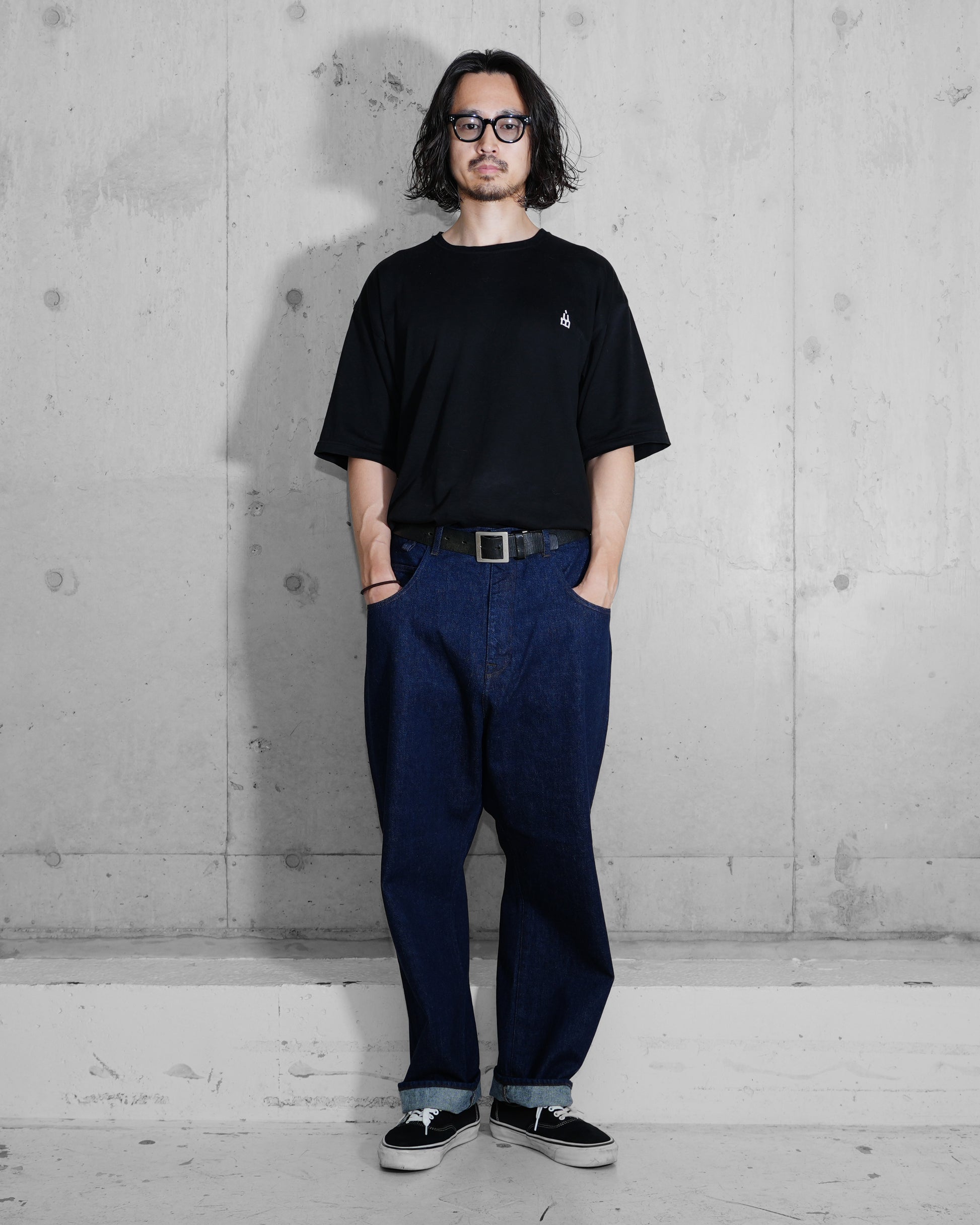 WIDE TAPERED DENIM TROUSERS（ワイドテーパードデニムトラウザース）着用イメージ | mù_