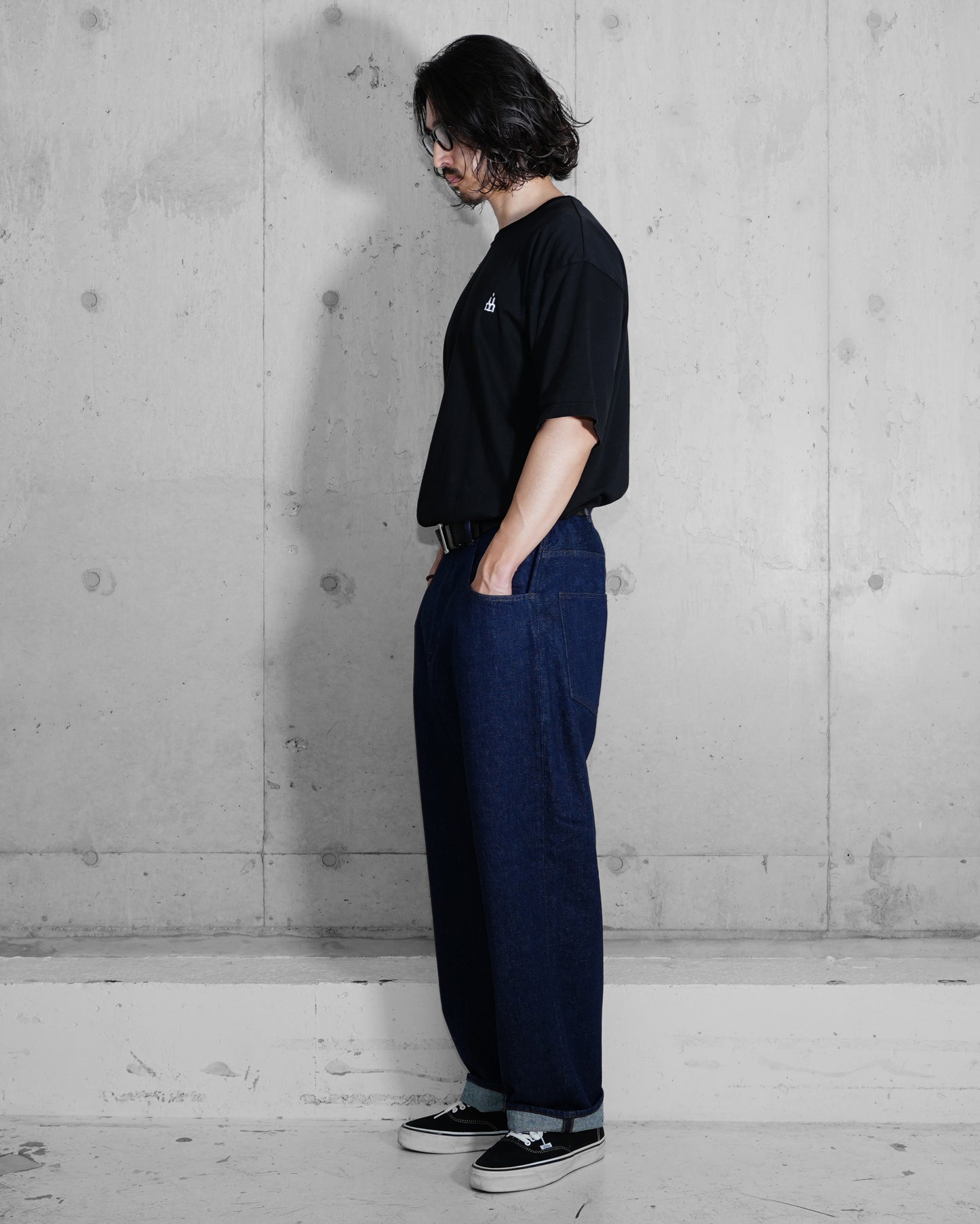 WIDE TAPERED DENIM TROUSERS（ワイドテーパードデニムトラウザース）着用イメージ | mù_