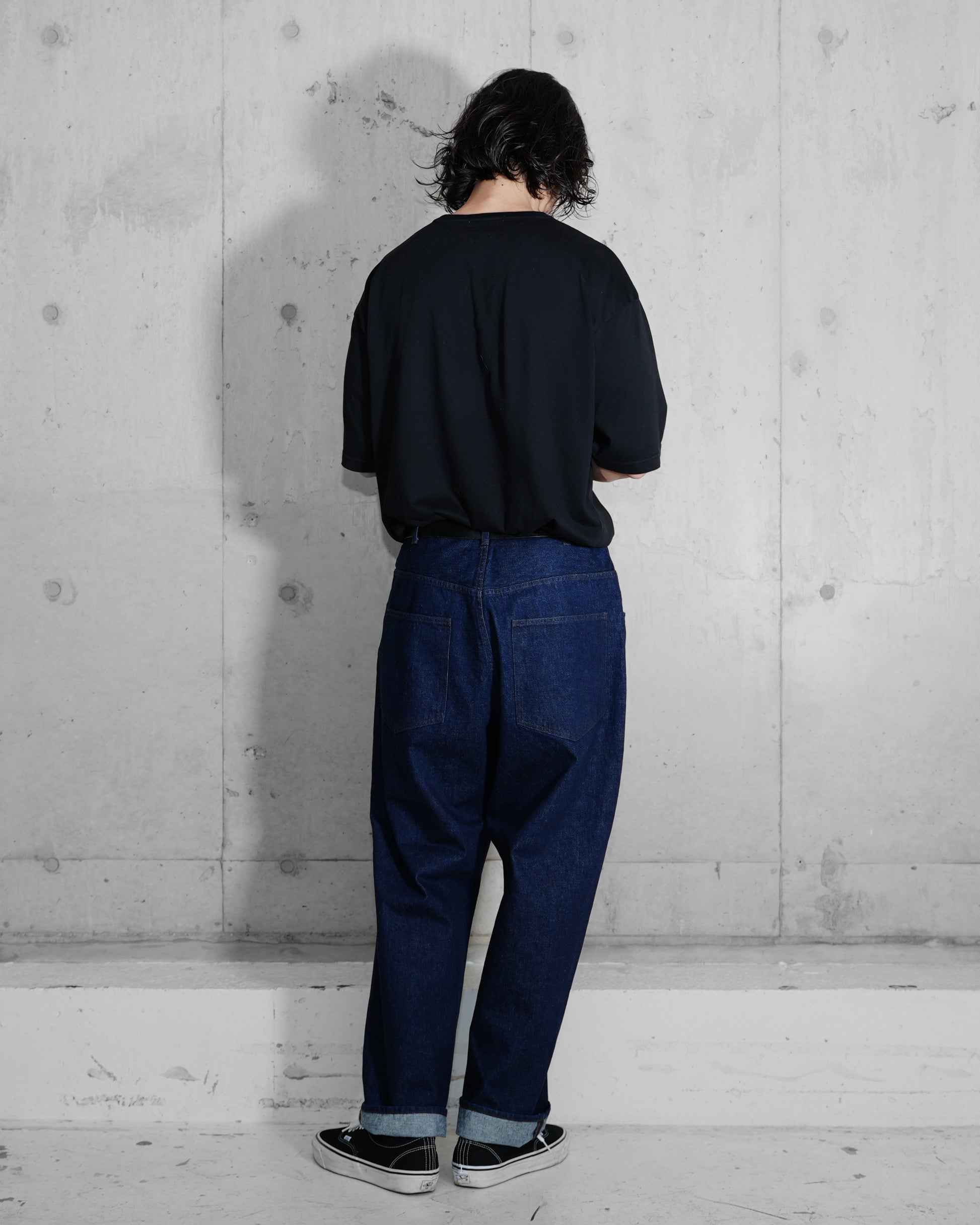 WIDE TAPERED DENIM TROUSERS（ワイドテーパードデニムトラウザース）着用イメージ | mù_