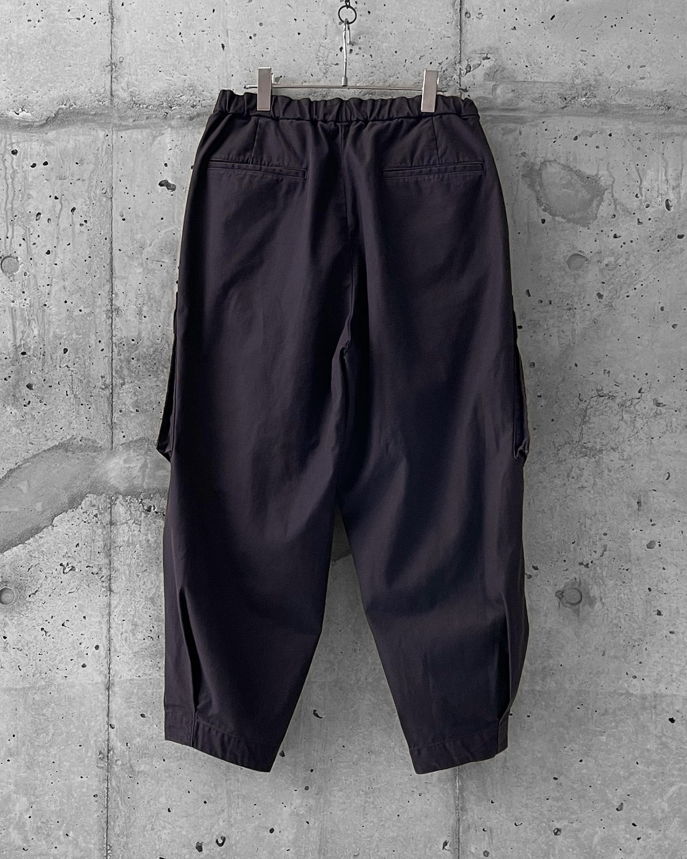 PLEATED CARGO TROUSERS / BLACKBERRY