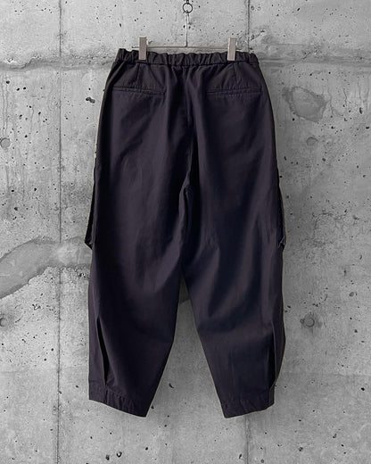 PLEATED CARGO TROUSERS / BLACKBERRY