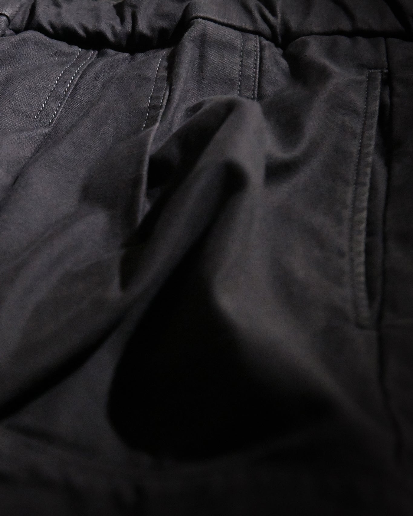 PLEATED CARGO TROUSERS / BLACKBERRY