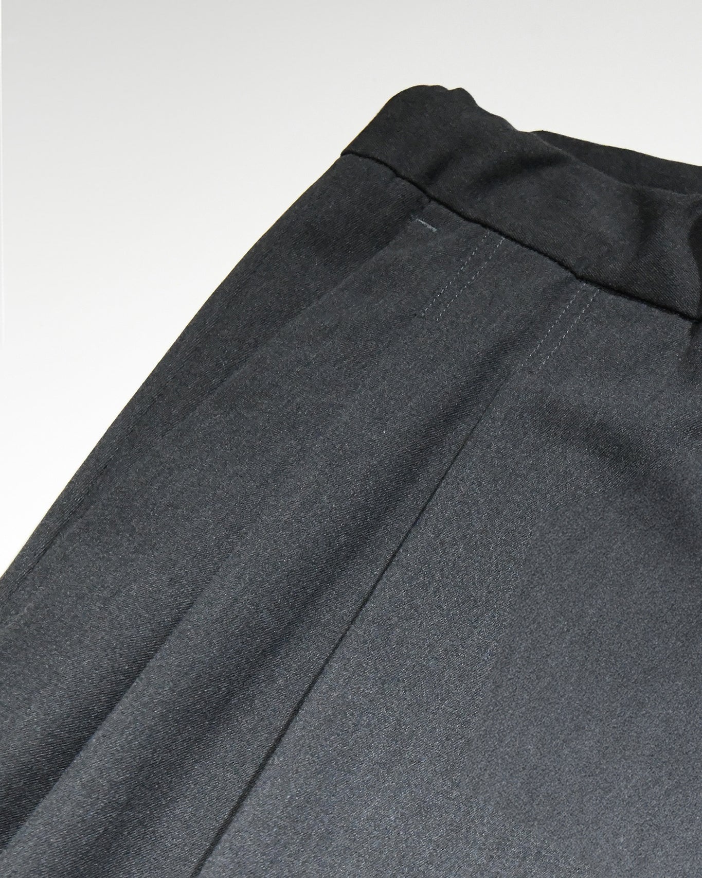 EASY TROUSERS（イージートラウザース） CHARCOAL | mù_