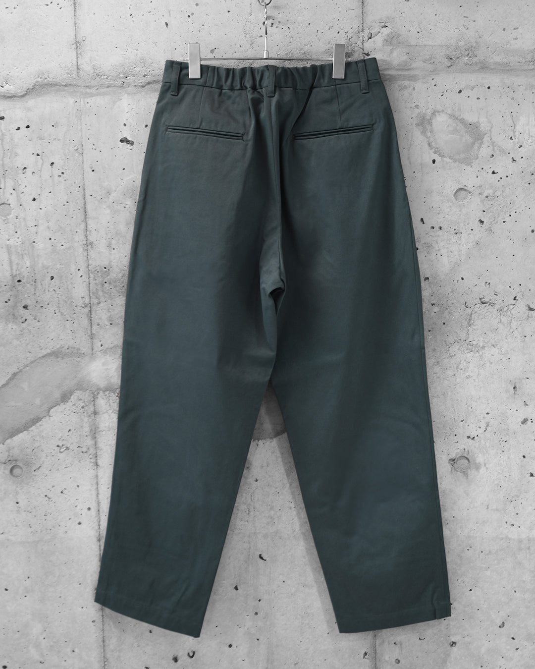 OUTSIDE PLEATED TROUSERS