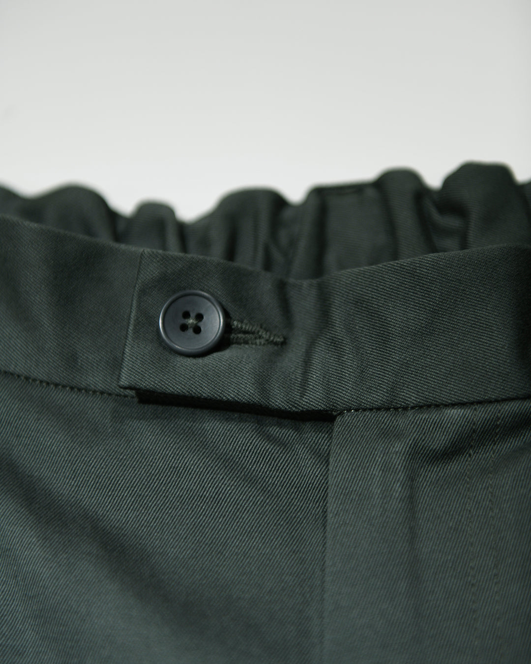 OUTSIDE PLEATED TROUSERS