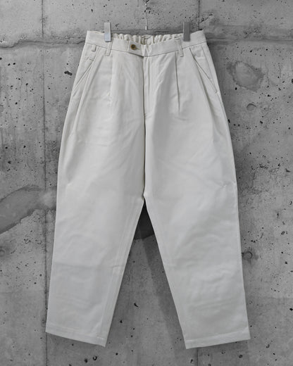 OUTSIDE PLEATED TROUSERS