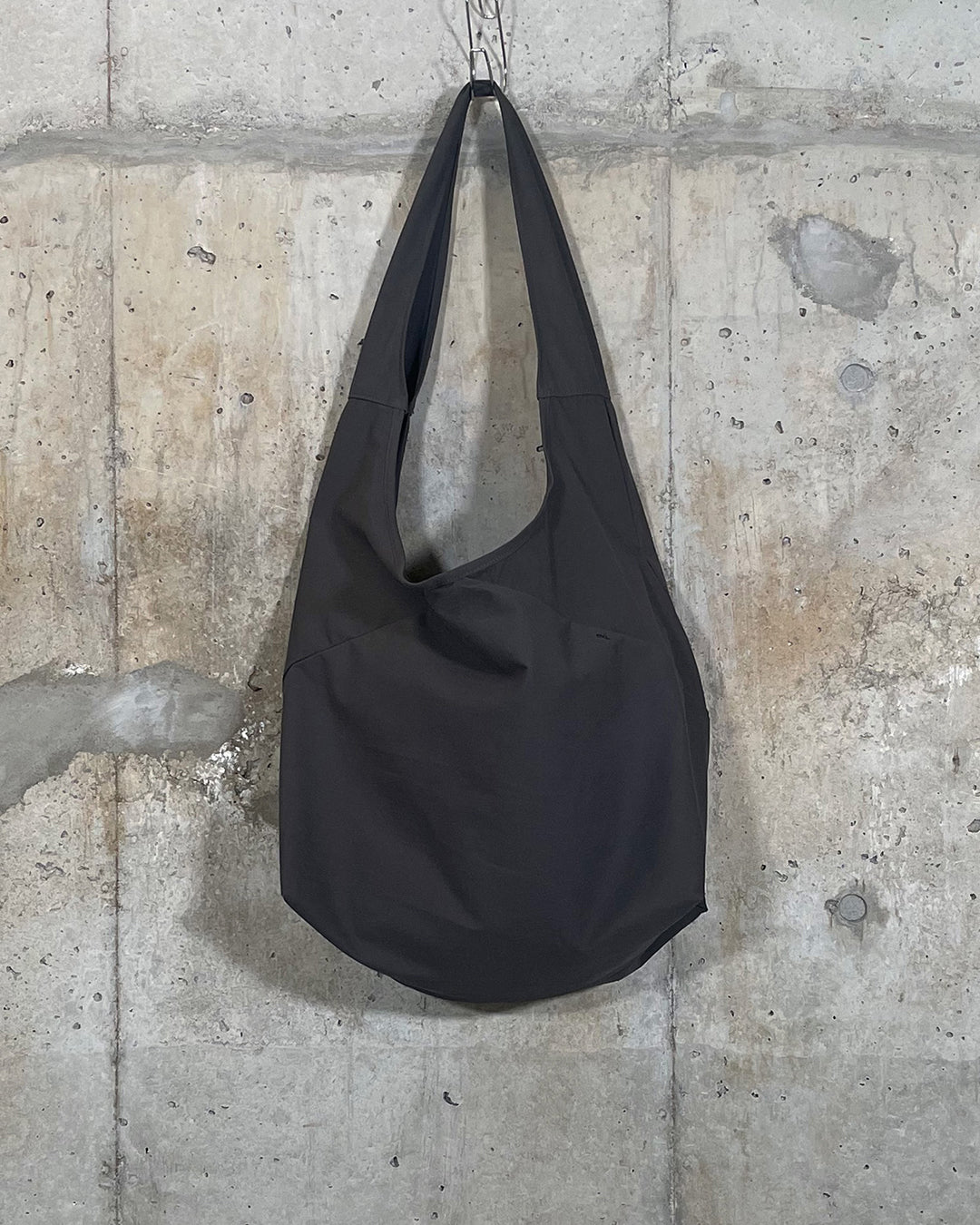 POSTMAN BAG / GRAYISH BROWN