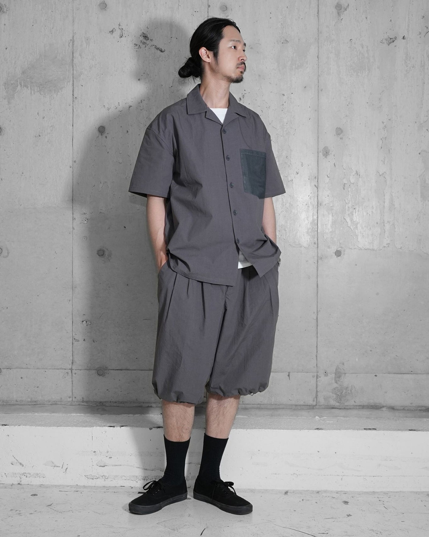 STAIR PLEATS SHORT TROUSERS / GREY