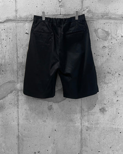 OUTSIDE PLEATED SHORTS