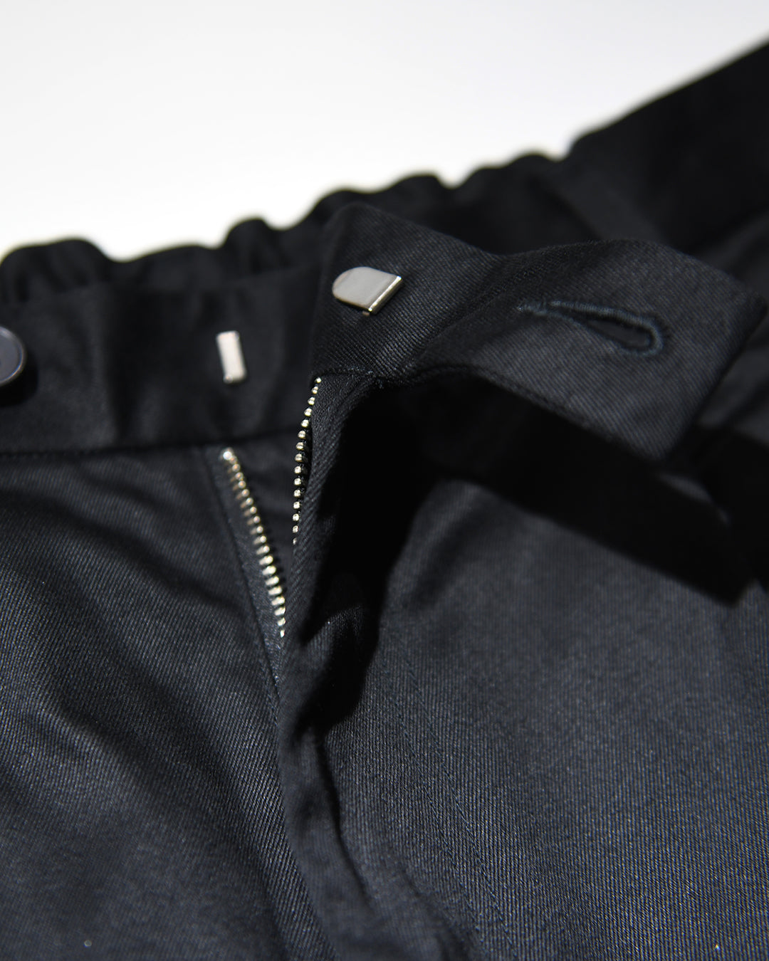 OUTSIDE PLEATED SHORTS