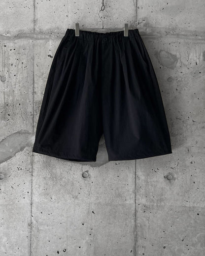 STAIR PLEATS SHORT TROUSERS / BLACK