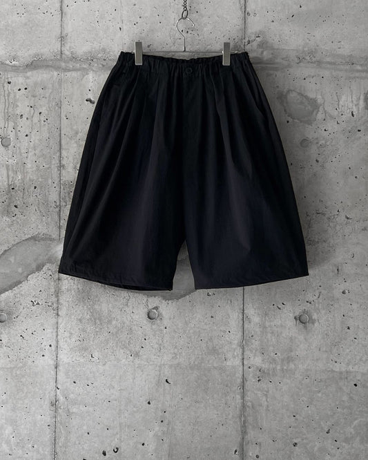 STAIR PLEATS SHORT TROUSERS / BLACK