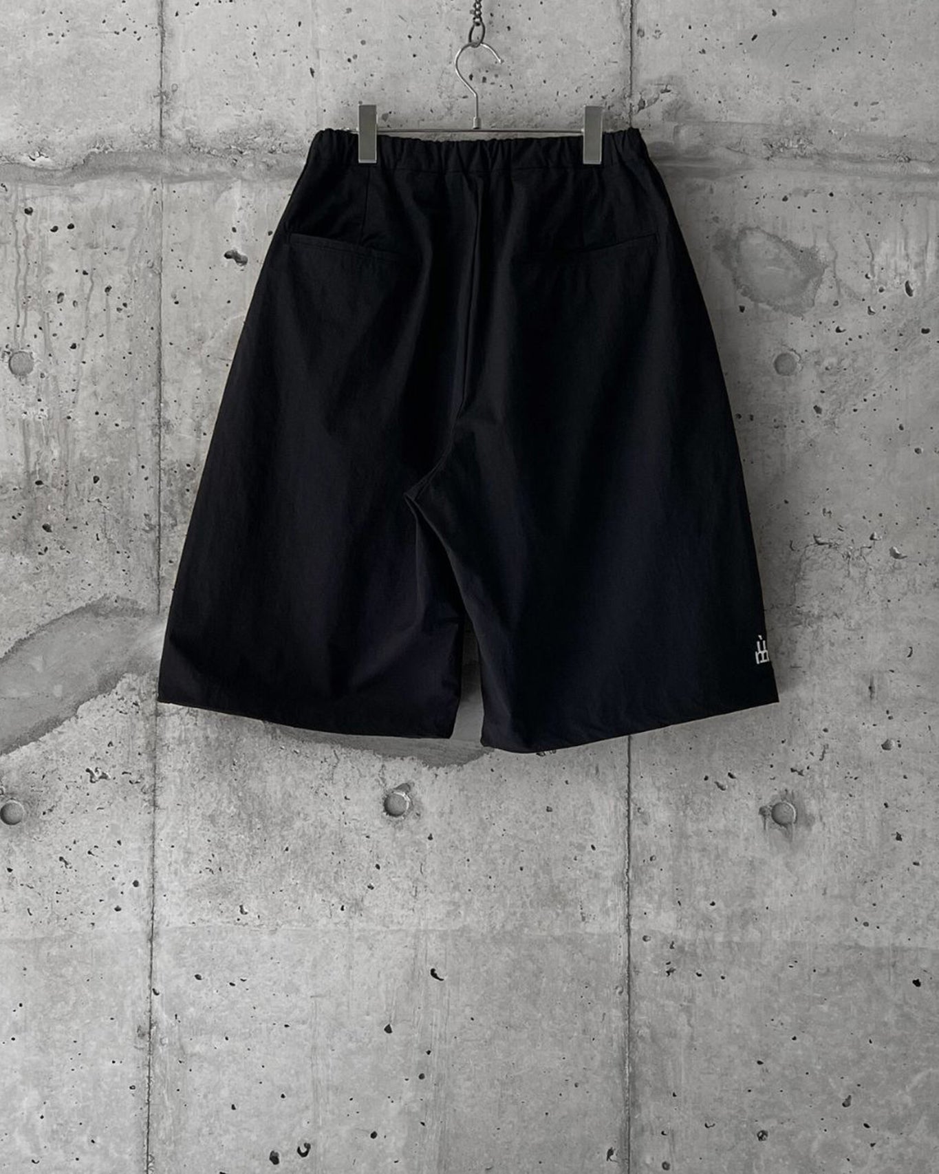 STAIR PLEATS SHORT TROUSERS / BLACK