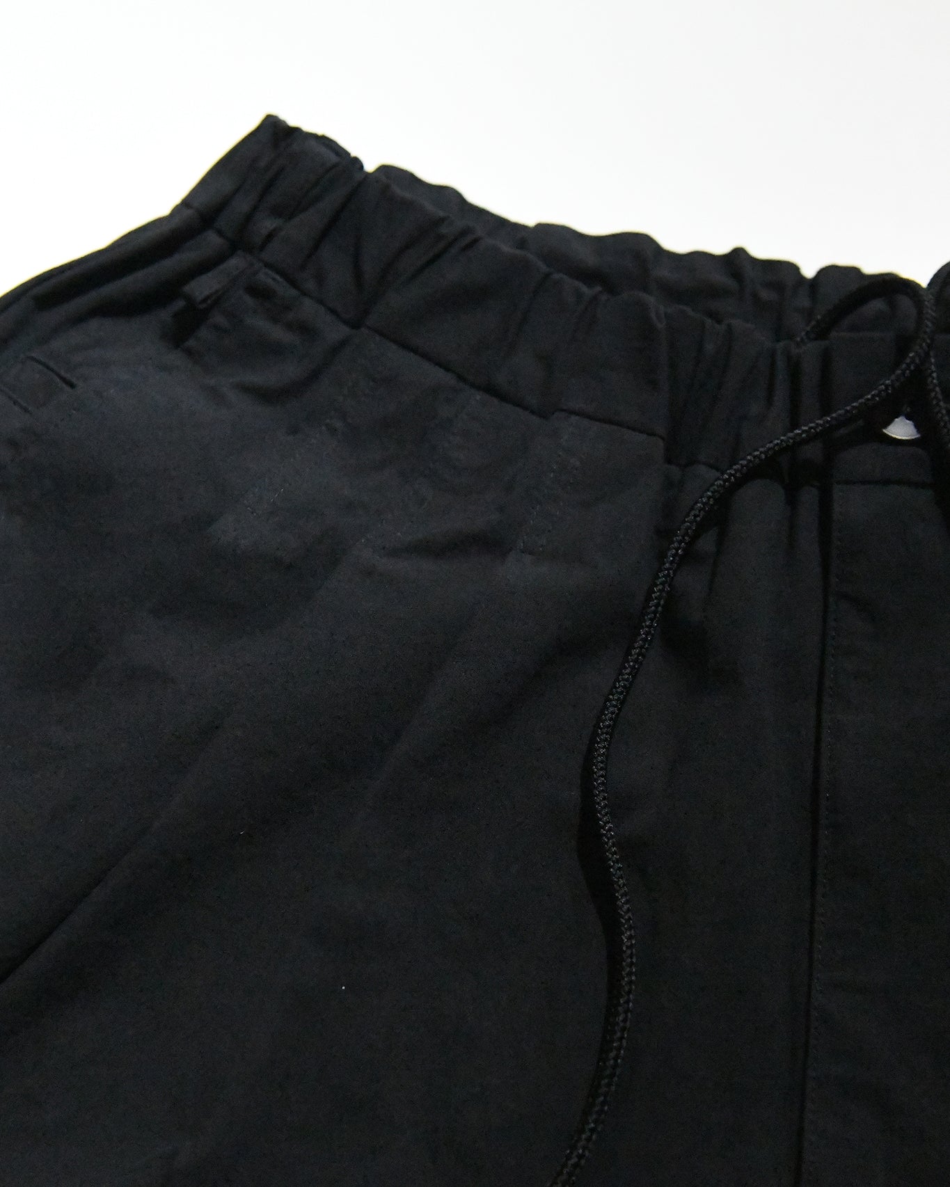 STAIR PLEATS SHORT TROUSERS / BLACK