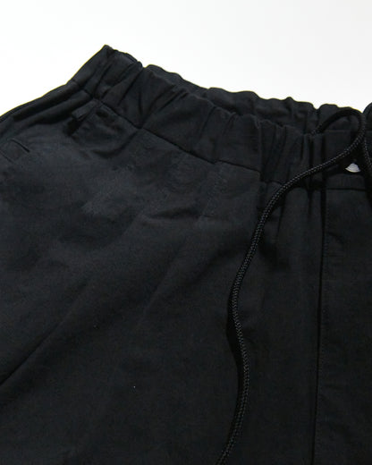 STAIR PLEATS SHORT TROUSERS / BLACK