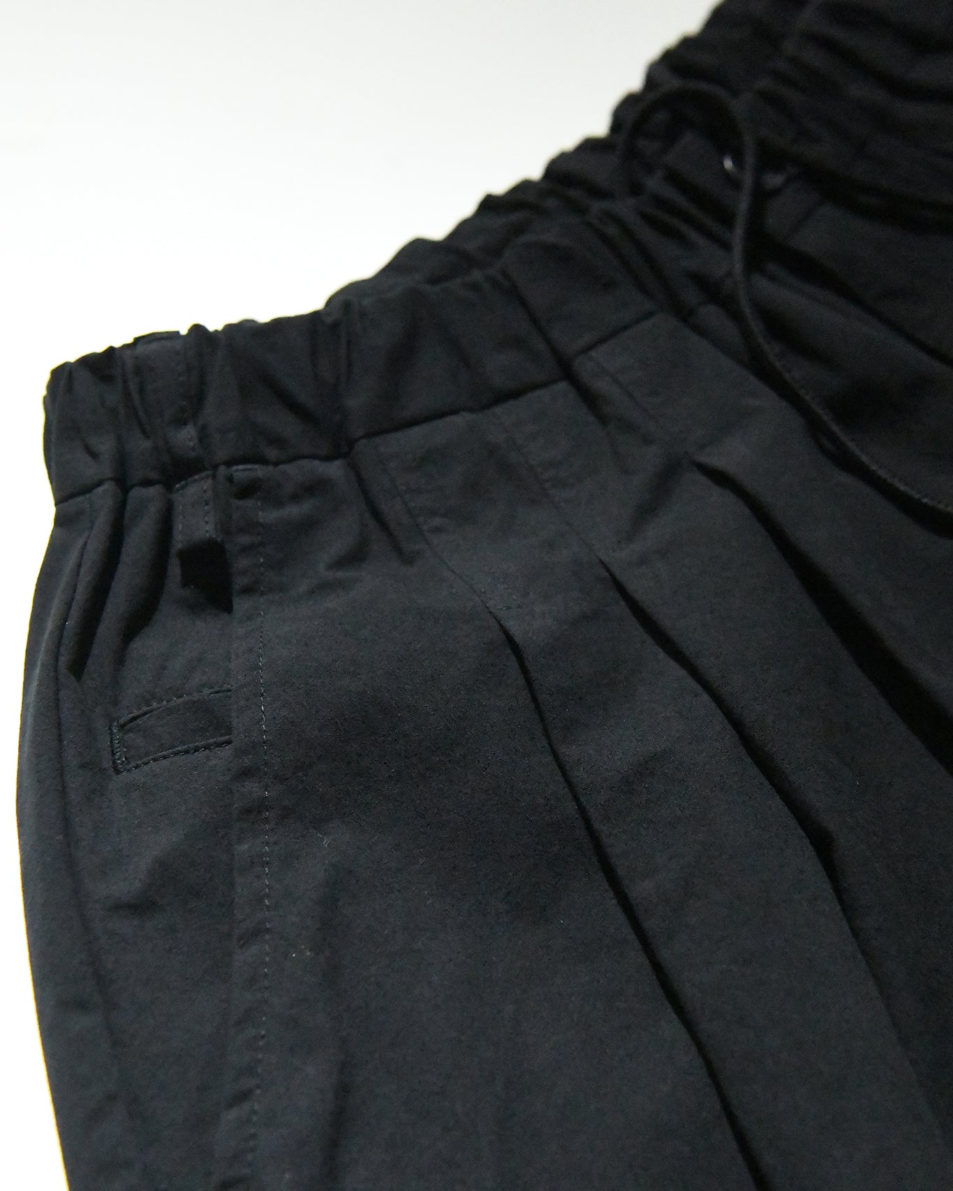 STAIR PLEATS SHORT TROUSERS / BLACK