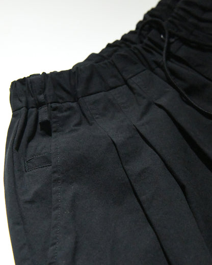 STAIR PLEATS SHORT TROUSERS / BLACK