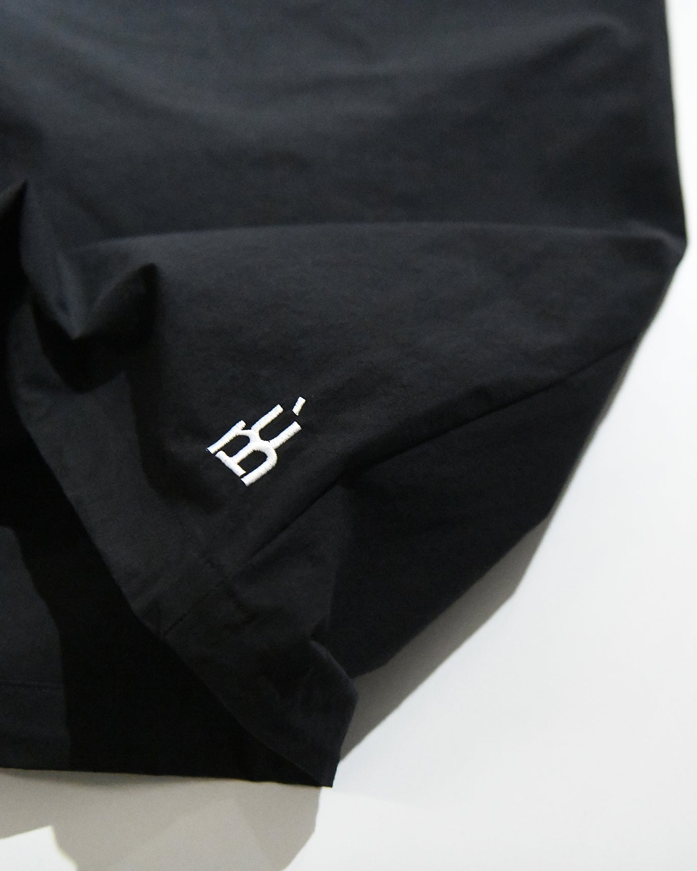 STAIR PLEATS SHORT TROUSERS / BLACK