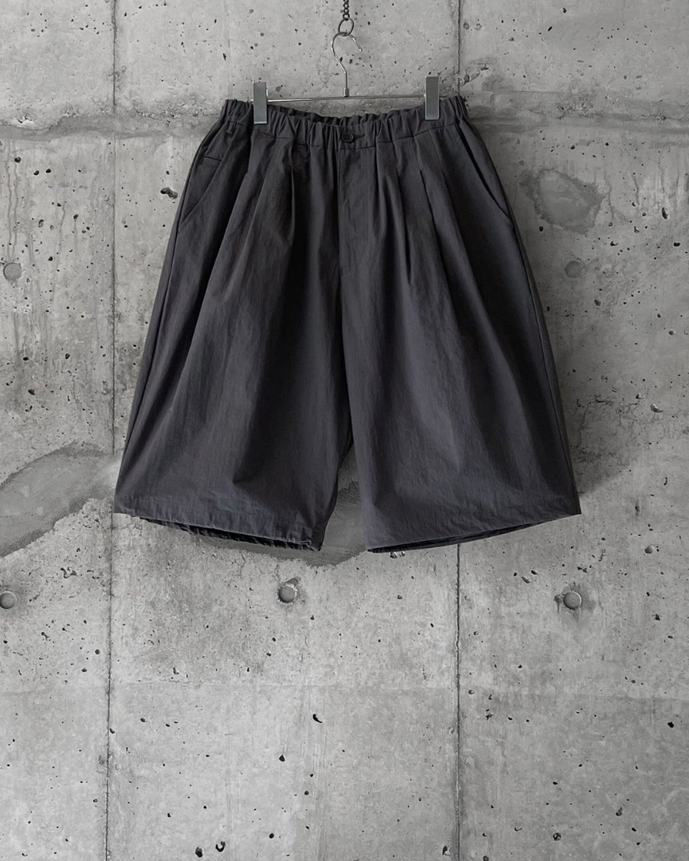 STAIR PLEATS SHORT TROUSERS / GREY