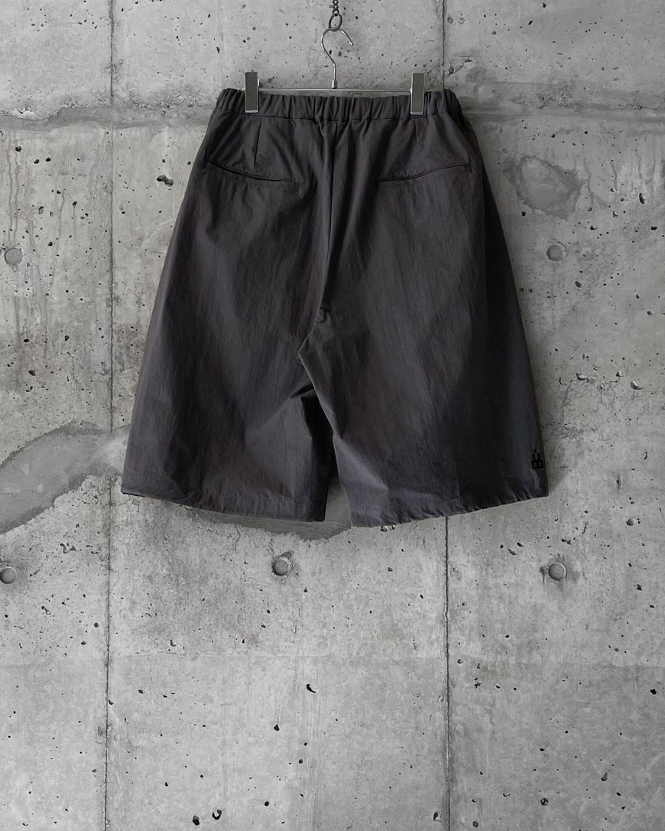 STAIR PLEATS SHORT TROUSERS / GREY
