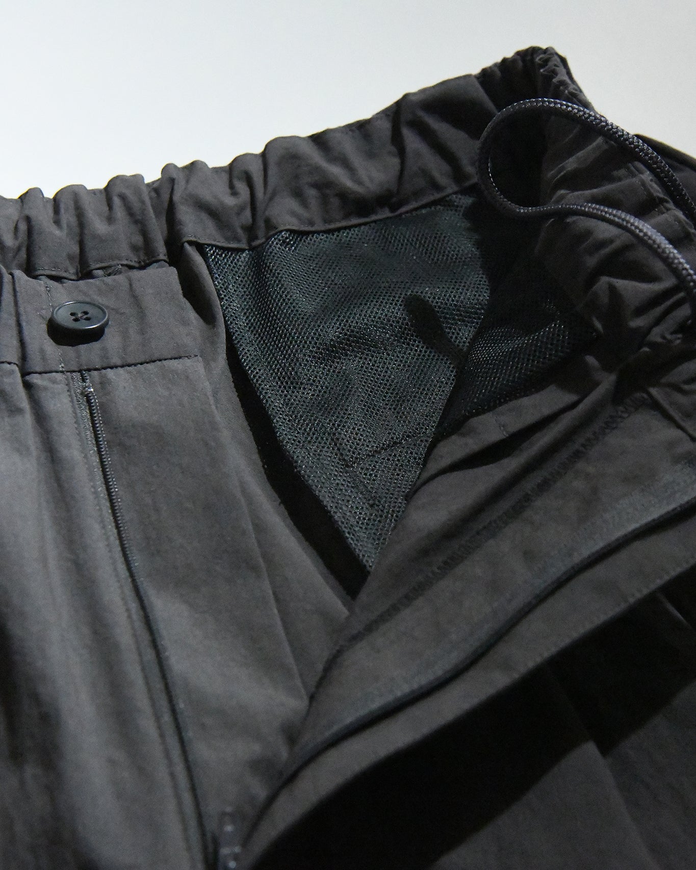 STAIR PLEATS SHORT TROUSERS / GREY