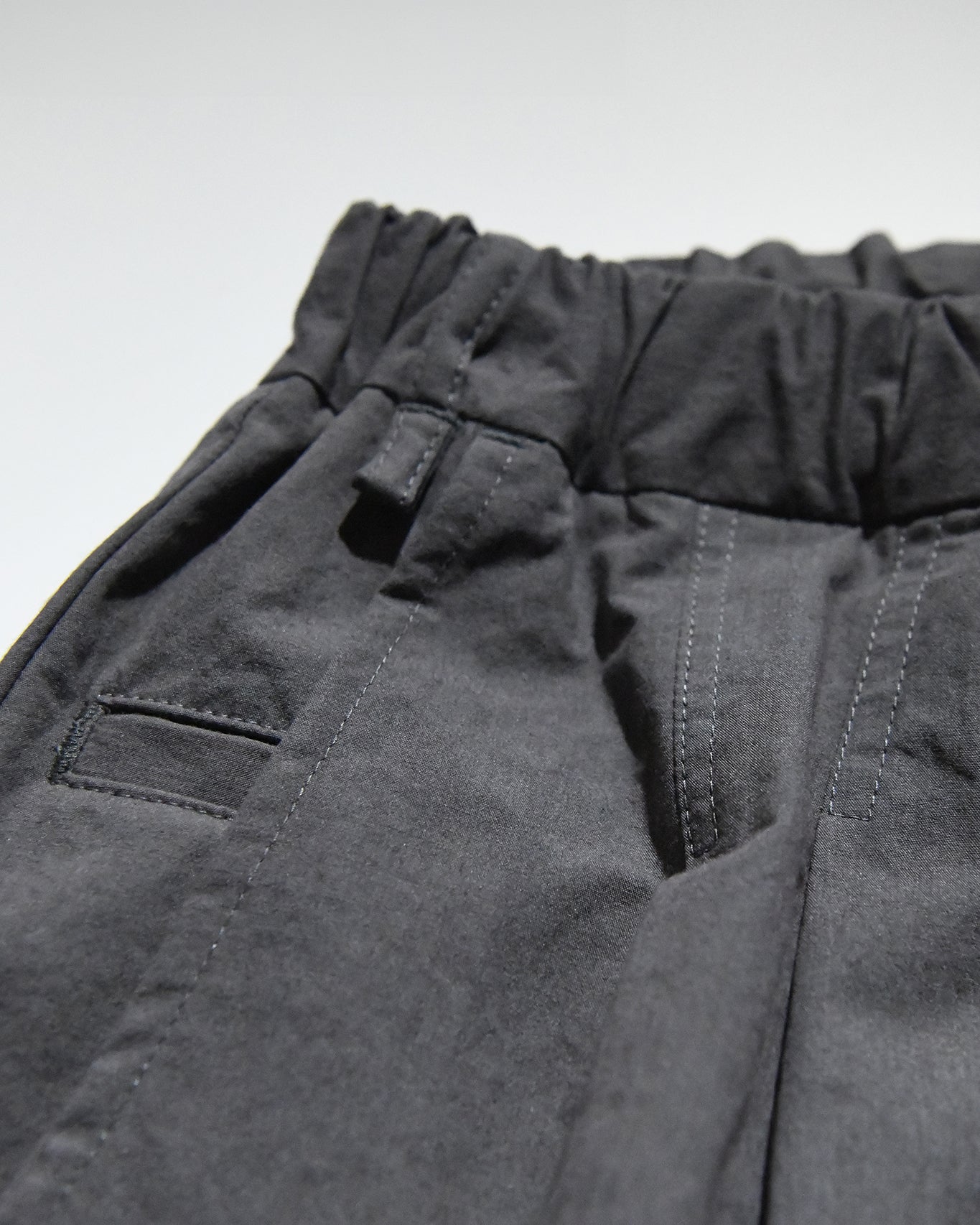 STAIR PLEATS SHORT TROUSERS / GREY