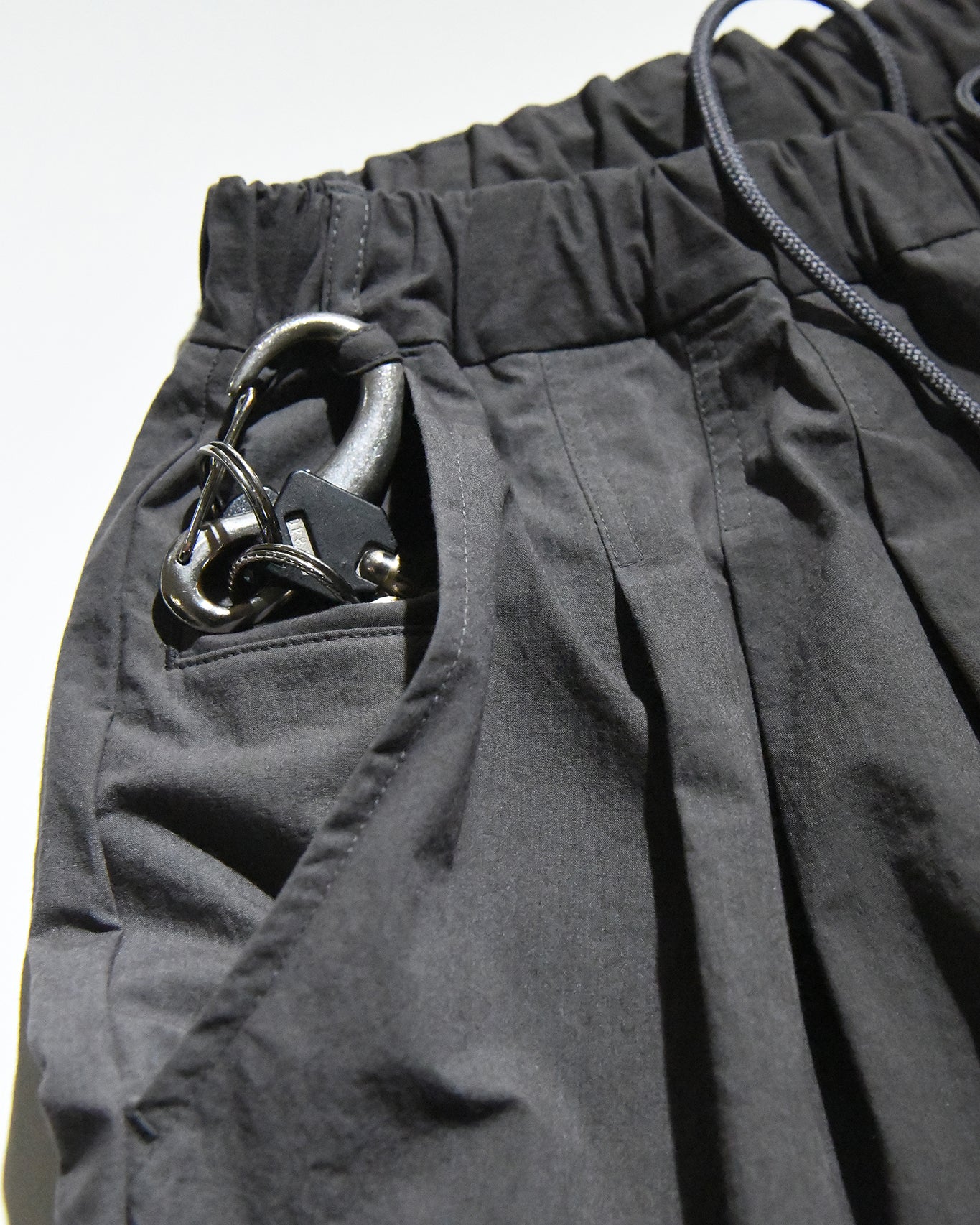 STAIR PLEATS SHORT TROUSERS / GREY