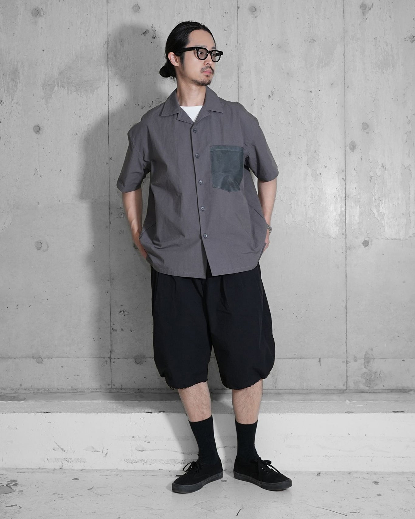 STAIR PLEATS SHORT TROUSERS / BLACK