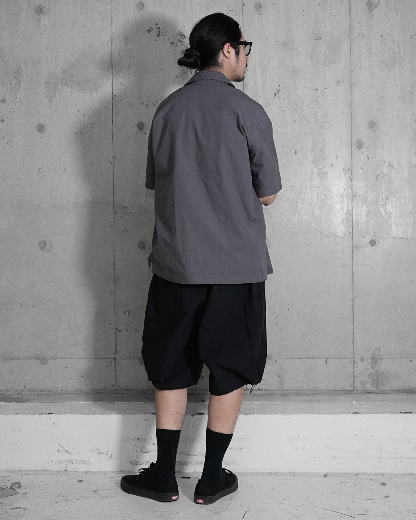 STAIR PLEATS SHORT TROUSERS / BLACK